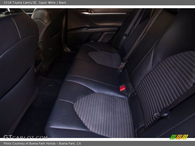 Super White / Black 2018 Toyota Camry SE