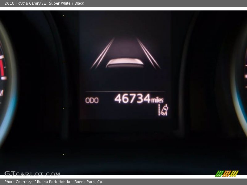 Super White / Black 2018 Toyota Camry SE