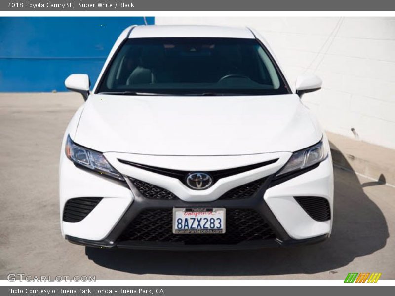 Super White / Black 2018 Toyota Camry SE