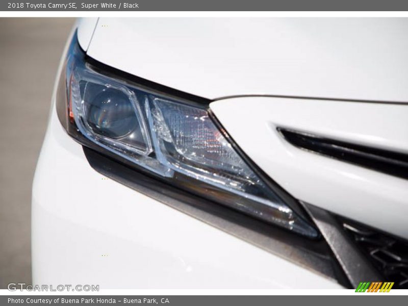 Super White / Black 2018 Toyota Camry SE