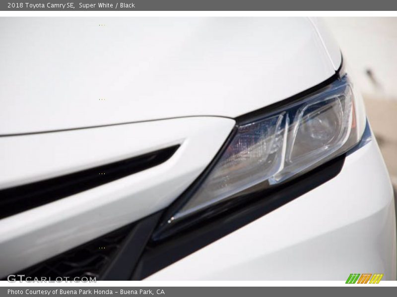 Super White / Black 2018 Toyota Camry SE