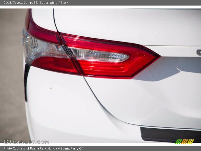 Super White / Black 2018 Toyota Camry SE