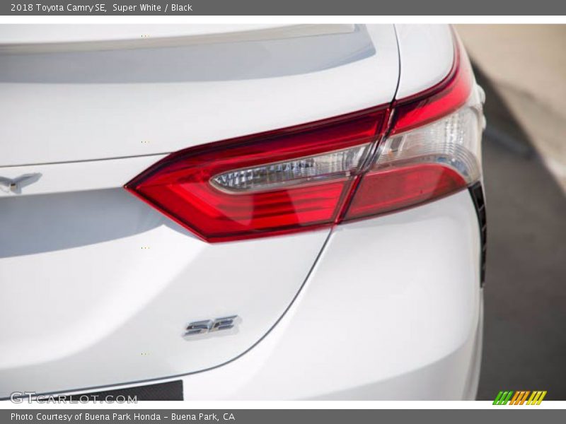 Super White / Black 2018 Toyota Camry SE