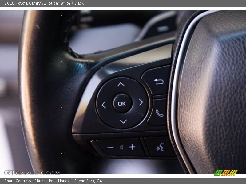 Super White / Black 2018 Toyota Camry SE