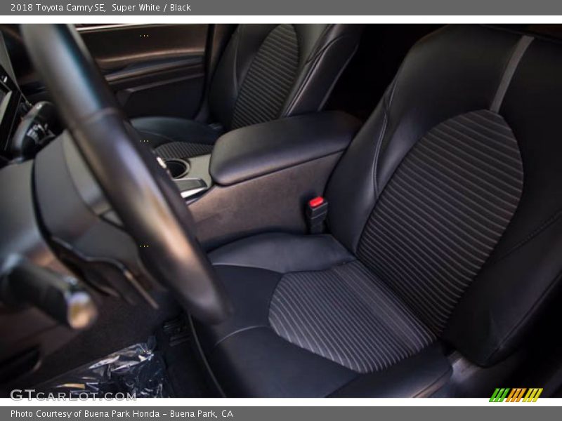 Super White / Black 2018 Toyota Camry SE