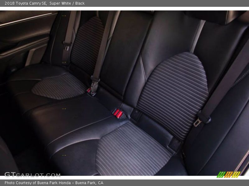 Super White / Black 2018 Toyota Camry SE