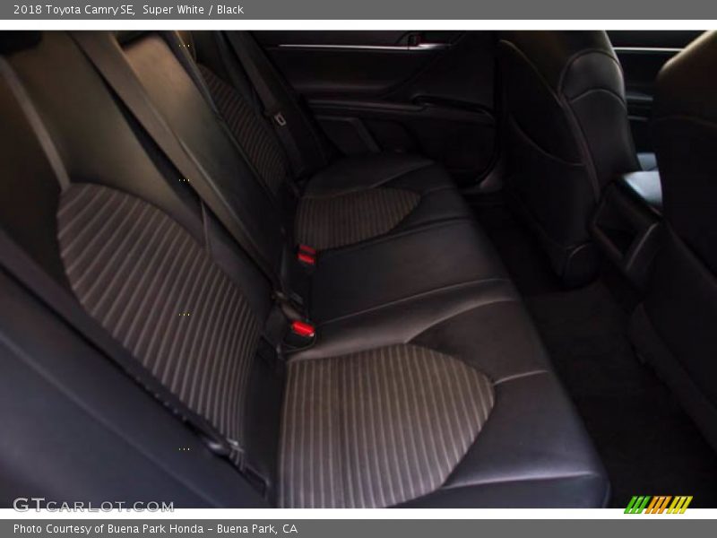 Super White / Black 2018 Toyota Camry SE
