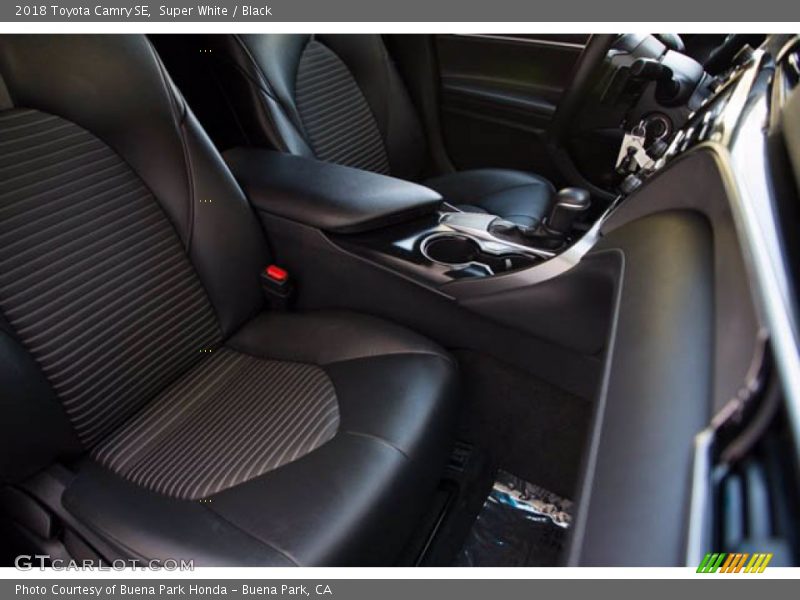 Super White / Black 2018 Toyota Camry SE