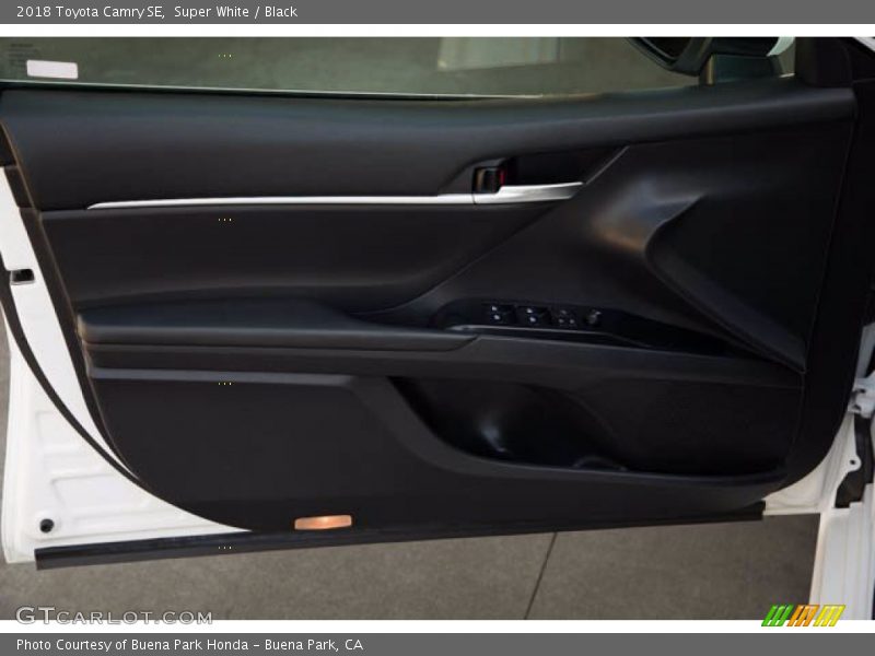 Super White / Black 2018 Toyota Camry SE