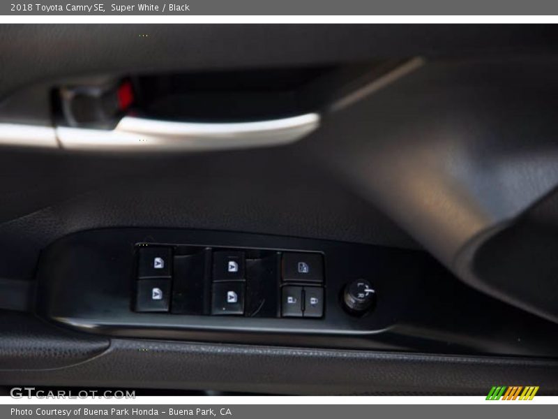 Super White / Black 2018 Toyota Camry SE