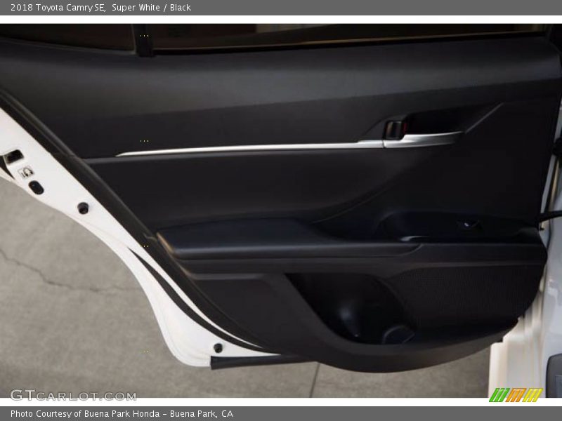Super White / Black 2018 Toyota Camry SE