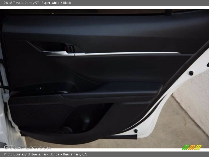 Super White / Black 2018 Toyota Camry SE