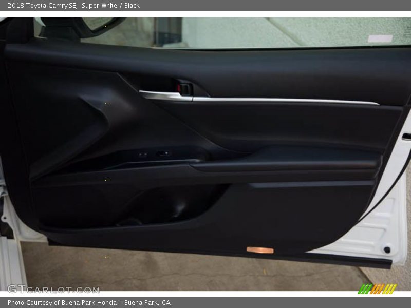 Super White / Black 2018 Toyota Camry SE