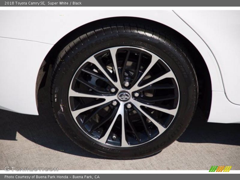 Super White / Black 2018 Toyota Camry SE