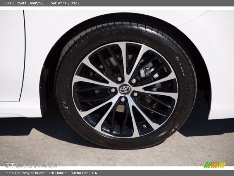Super White / Black 2018 Toyota Camry SE