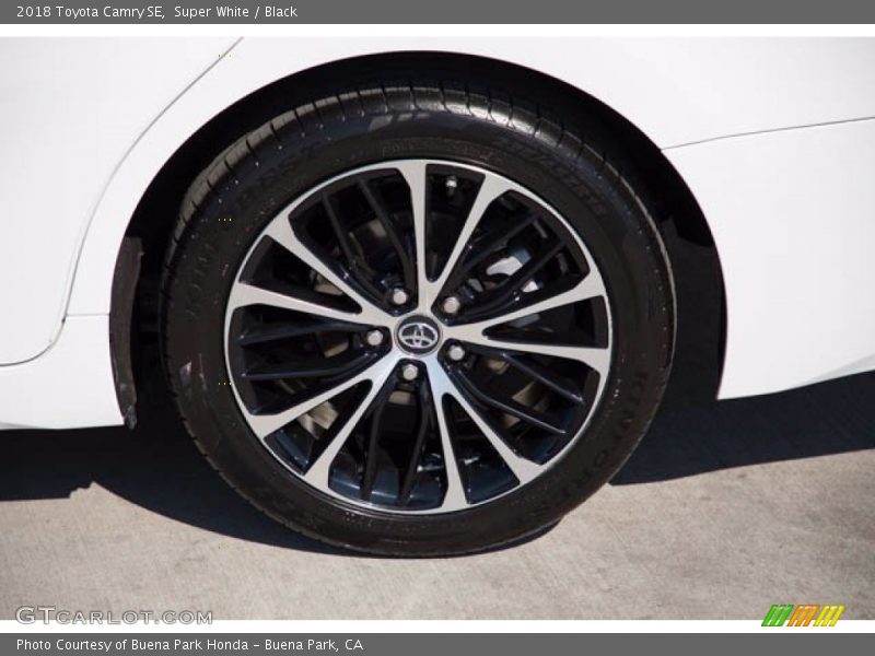 Super White / Black 2018 Toyota Camry SE