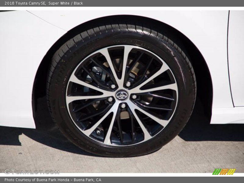 Super White / Black 2018 Toyota Camry SE