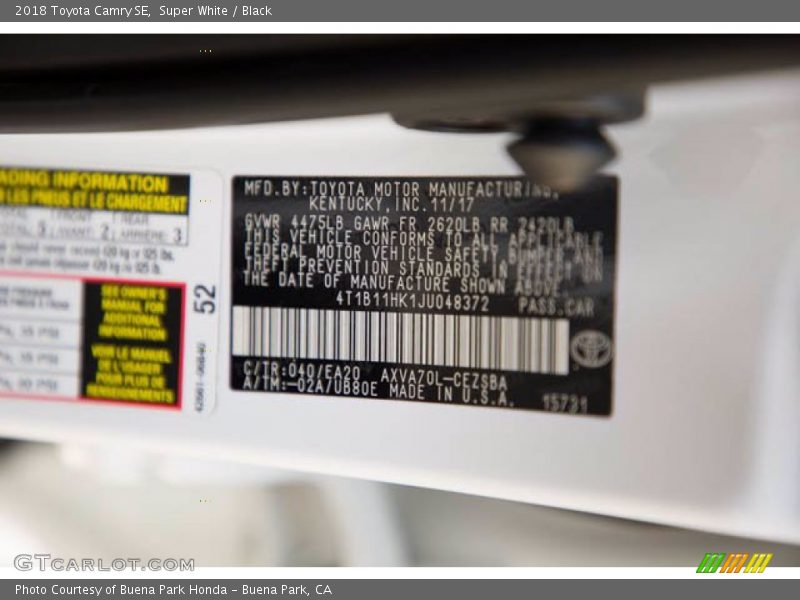 Super White / Black 2018 Toyota Camry SE