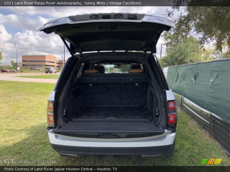  2021 Range Rover Autobiography Trunk
