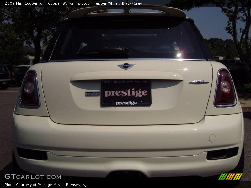 Pepper White / Black/Grey 2009 Mini Cooper John Cooper Works Hardtop
