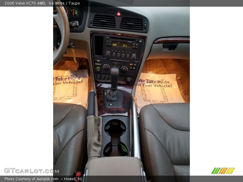 Ice White / Taupe 2006 Volvo XC70 AWD