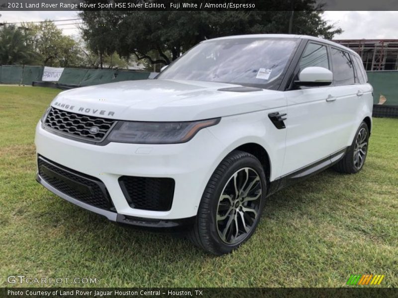 Front 3/4 View of 2021 Range Rover Sport HSE Silver Edition