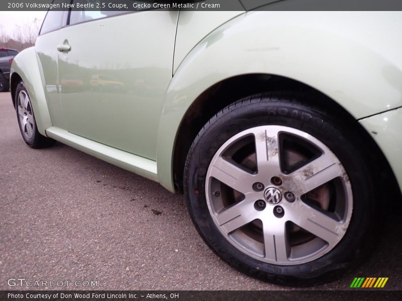 Gecko Green Metallic / Cream 2006 Volkswagen New Beetle 2.5 Coupe