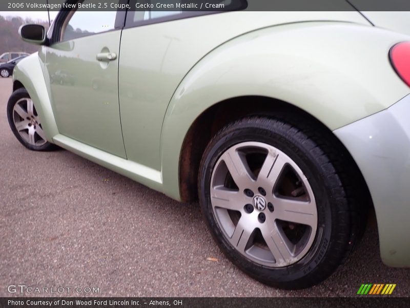 Gecko Green Metallic / Cream 2006 Volkswagen New Beetle 2.5 Coupe