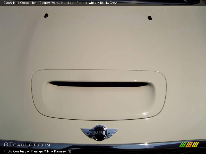Pepper White / Black/Grey 2009 Mini Cooper John Cooper Works Hardtop
