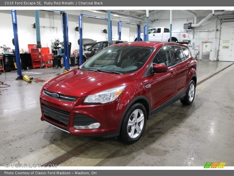 Ruby Red Metallic / Charcoal Black 2016 Ford Escape SE