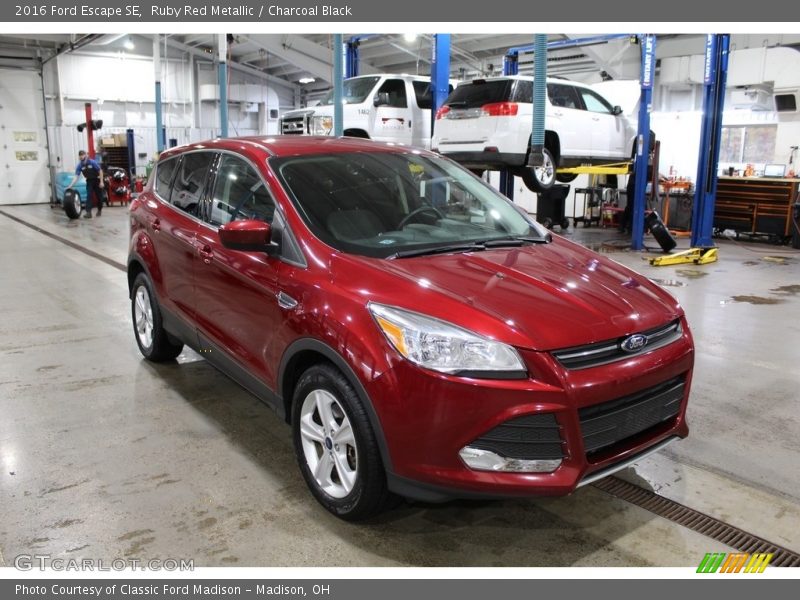 Ruby Red Metallic / Charcoal Black 2016 Ford Escape SE