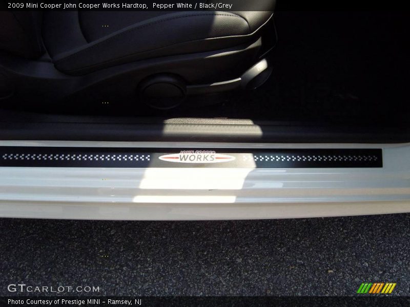 Pepper White / Black/Grey 2009 Mini Cooper John Cooper Works Hardtop
