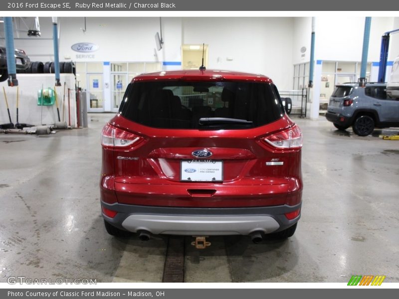 Ruby Red Metallic / Charcoal Black 2016 Ford Escape SE