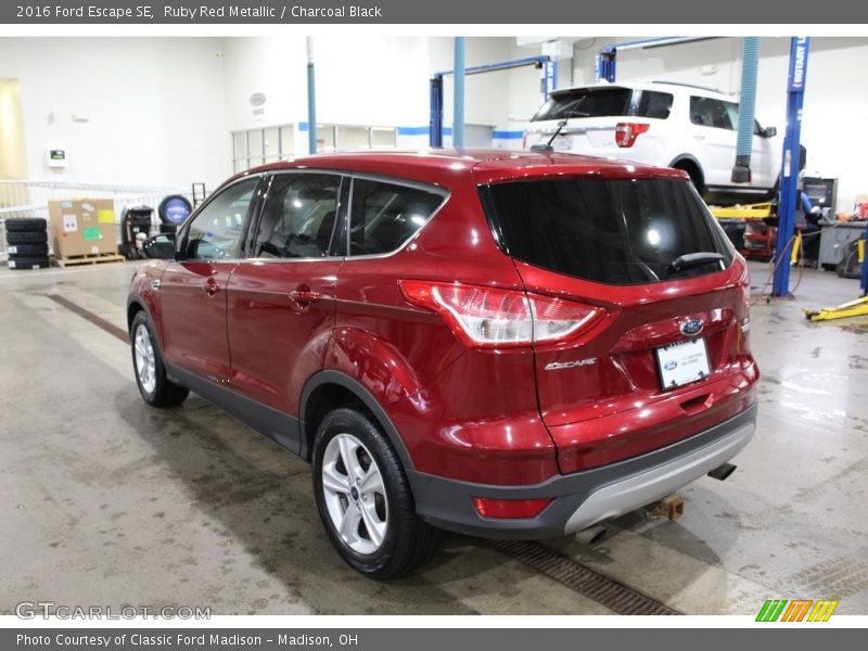 Ruby Red Metallic / Charcoal Black 2016 Ford Escape SE