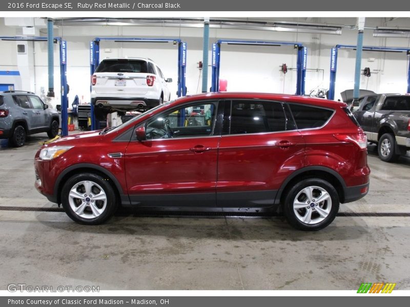Ruby Red Metallic / Charcoal Black 2016 Ford Escape SE