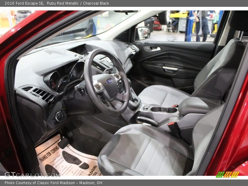 Ruby Red Metallic / Charcoal Black 2016 Ford Escape SE
