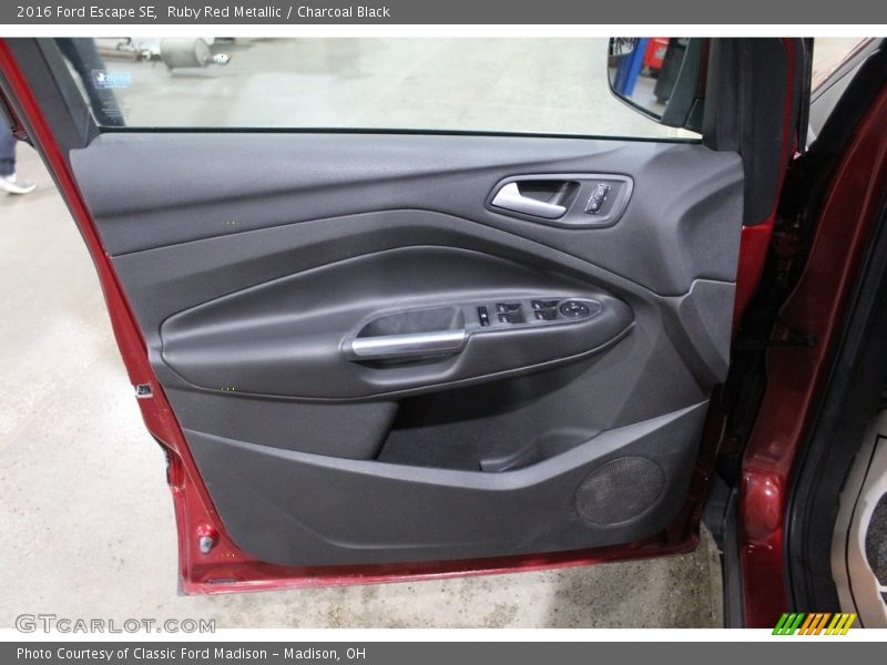 Ruby Red Metallic / Charcoal Black 2016 Ford Escape SE