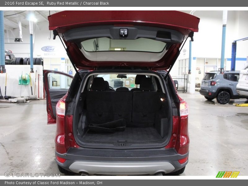 Ruby Red Metallic / Charcoal Black 2016 Ford Escape SE