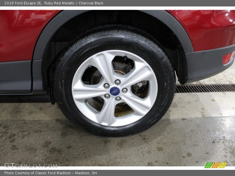 Ruby Red Metallic / Charcoal Black 2016 Ford Escape SE