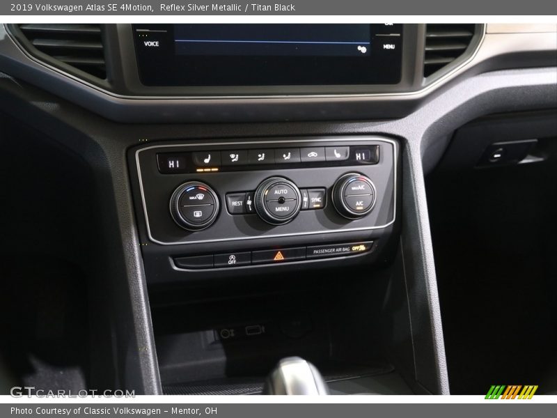 Reflex Silver Metallic / Titan Black 2019 Volkswagen Atlas SE 4Motion