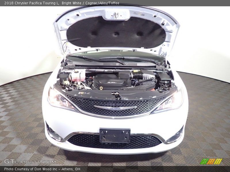 Bright White / Cognac/Alloy/Toffee 2018 Chrysler Pacifica Touring L