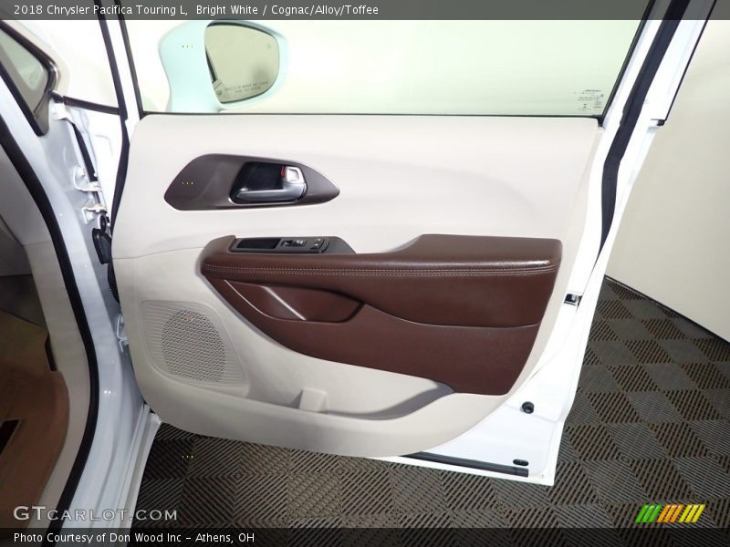 Bright White / Cognac/Alloy/Toffee 2018 Chrysler Pacifica Touring L
