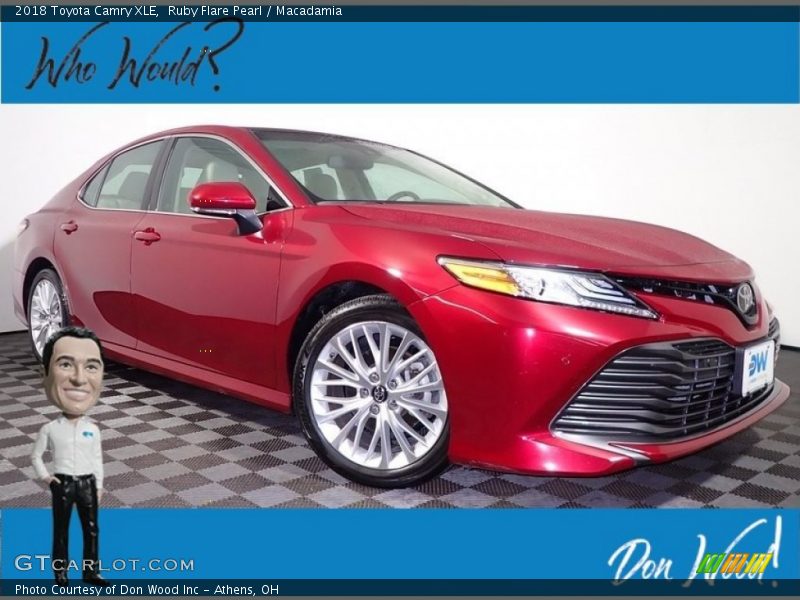 Ruby Flare Pearl / Macadamia 2018 Toyota Camry XLE