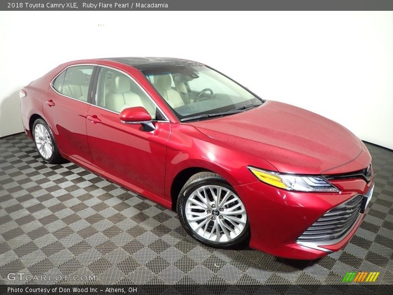 Ruby Flare Pearl / Macadamia 2018 Toyota Camry XLE