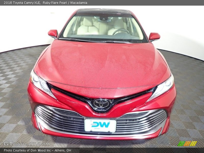 Ruby Flare Pearl / Macadamia 2018 Toyota Camry XLE