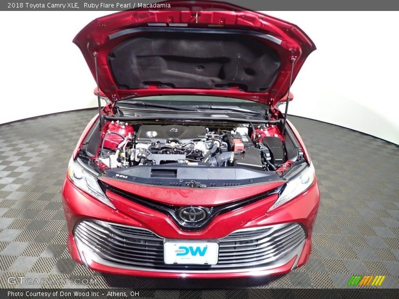 Ruby Flare Pearl / Macadamia 2018 Toyota Camry XLE