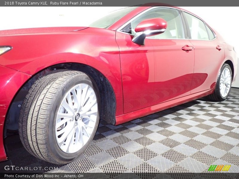 Ruby Flare Pearl / Macadamia 2018 Toyota Camry XLE