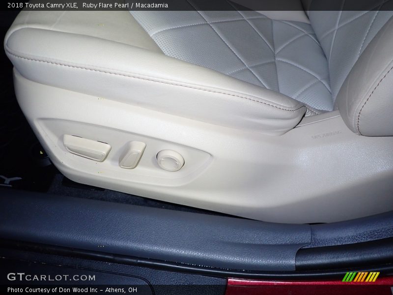 Ruby Flare Pearl / Macadamia 2018 Toyota Camry XLE