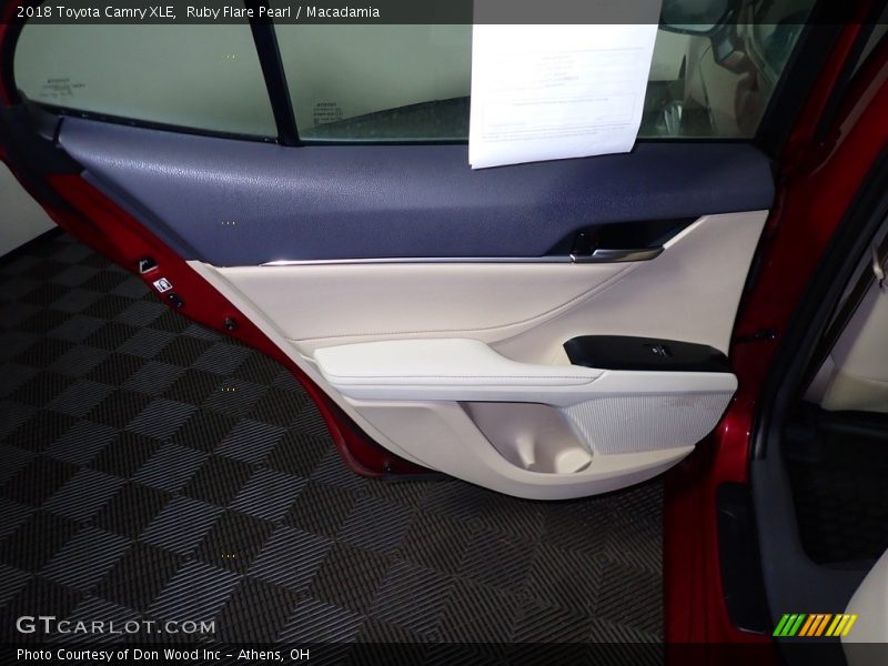 Ruby Flare Pearl / Macadamia 2018 Toyota Camry XLE