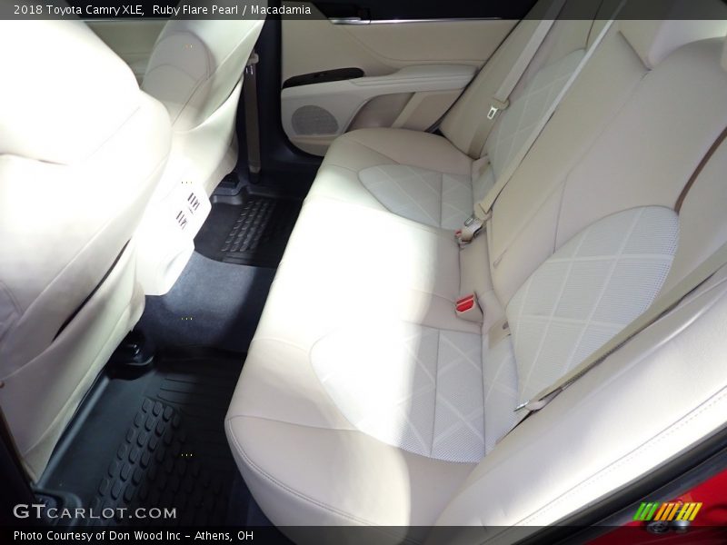 Ruby Flare Pearl / Macadamia 2018 Toyota Camry XLE